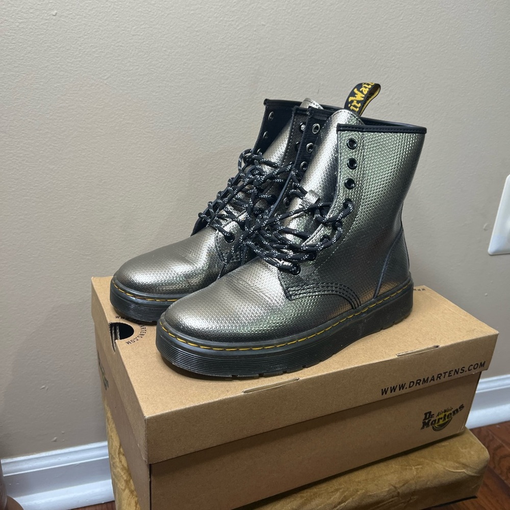 DR.MARTENS WOMENS ZAVALA
COMBAT BOOT METALLIC BLACK